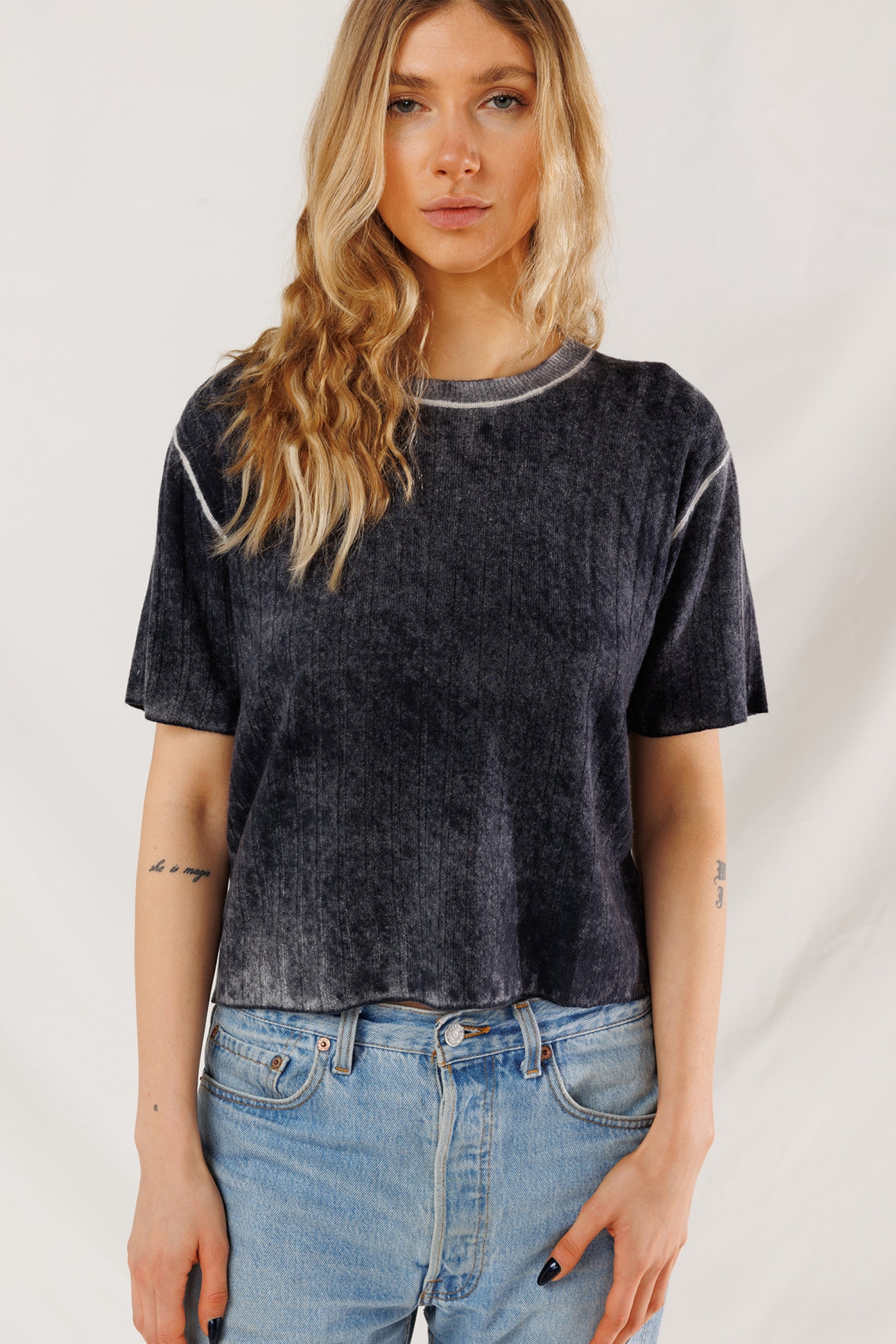 DISTRESSED MILOU TEE 